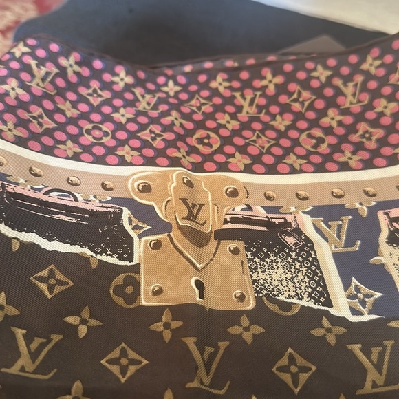 Louis Vuitton scarf from summer of 2013 “Article de Voyage” collection-BNIB - Picture 7 of 11